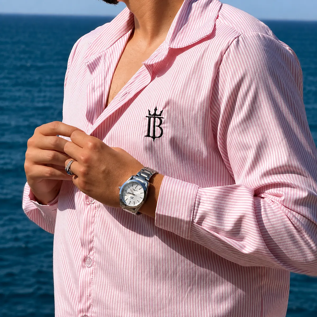 Monogramme brodé, chemise rose